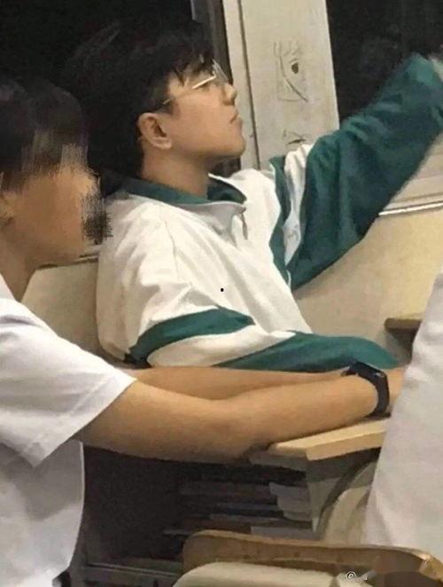 帅哥眼镜图片大全,帅哥眼镜图片大全赏析